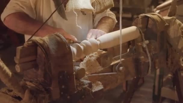 Mujer Procesa Madera Con Equipo Antiguo Taller Carpintería Señora Hace — Vídeos de Stock