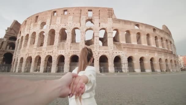 Чоловік Іде Жінкою Стародавнього Колізею Римі Проти Хмарного Неба Туристична — стокове відео