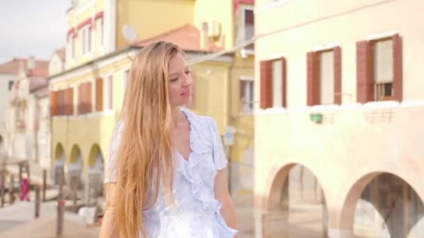 Piękna Młoda Kobieta Relaksuje Się Słońcu Włoskiego Miasta Chioggia — Wideo stockowe