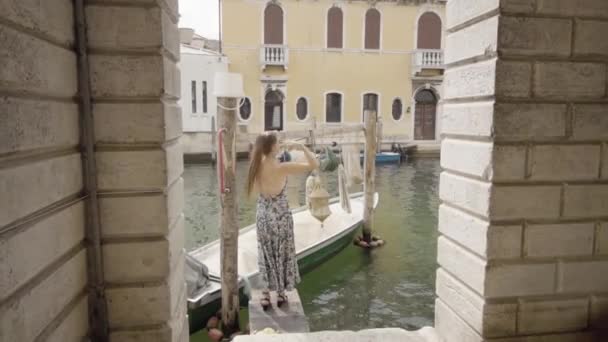 在威尼托的Chioggia 女人们在运河前面摆姿势 有船在那里 — 图库视频影像