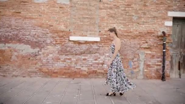 Mujer Con Vestido Simple Tacones Camina Delante Pared Ladrillo Veneciano — Vídeos de Stock