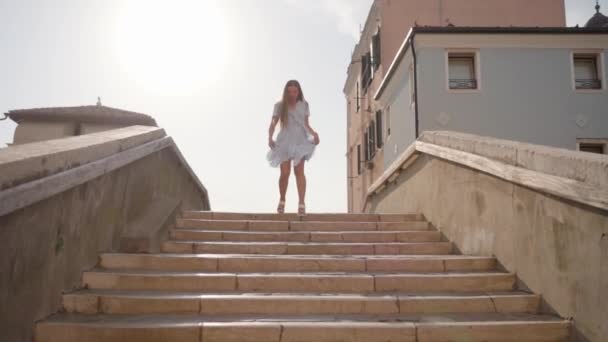 Mujer Baja Por Las Escaleras Del Puente Bailando — Vídeos de Stock