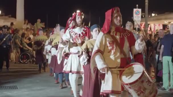 Chioggia Italy Ağustos 2022 Ortaçağ Kostümlü Erkekler Kadınlar Sokakta Davul — Stok video