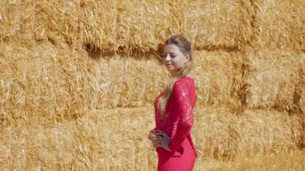 Soel Mujer Vestido Rojo Delante Del Heno — Vídeos de Stock