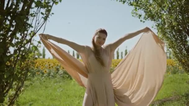 Mujer Vestido Soplando Viento Cámara Lenta Entre Los Campos Girasol — Vídeos de Stock