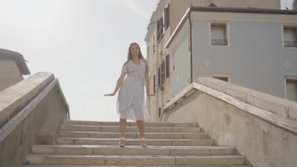 Mujer Joven Baila Puente Veneciano Sol Verano — Vídeos de Stock