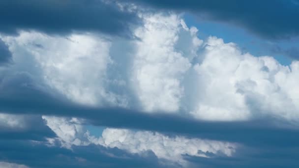 Mörkgrå Och Vita Moln Flyter Luften Som Täcker Klarblå Himmel — Stockvideo