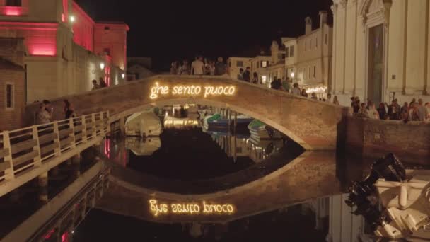 Chiogia Italy August 2022 人们聚集在桥上 在Marciliana节的水渠上反射出明亮的题词 8月18日在Chioggia意大利城镇的传统节日 — 图库视频影像