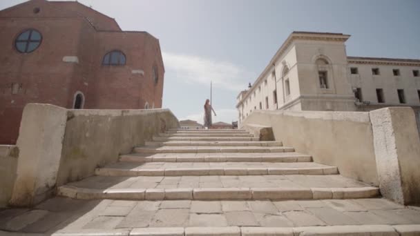 Donna Baja Las Escaleras Venecia Moviéndose Una Manera Divertida — Vídeos de Stock