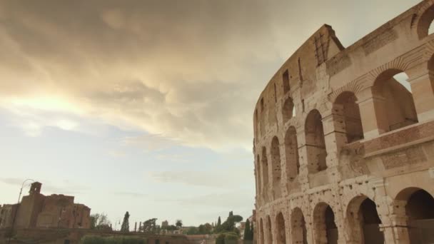 Часть Исторического Колизея Построенного Центре Рима Большой Амфитеатр Против Облачного — стоковое видео