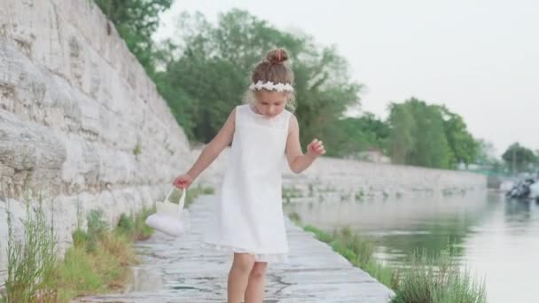 Little Girl Dressed White Runs Pedestrian Street Made Stones River — Stock Video