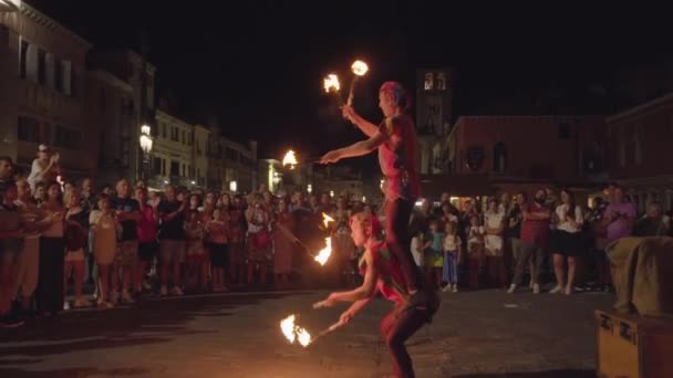 Чиогия Италия Августа 2022 Профессиональные Исполнители Показывают Трюки Огнем Фестивале — стоковое видео