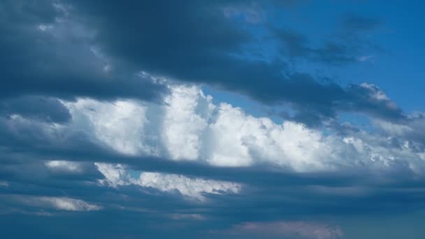 Nuvens Cinza Escuro Branco Cobrem Céu Azul Claro Flutuando Espaço — Vídeo de Stock
