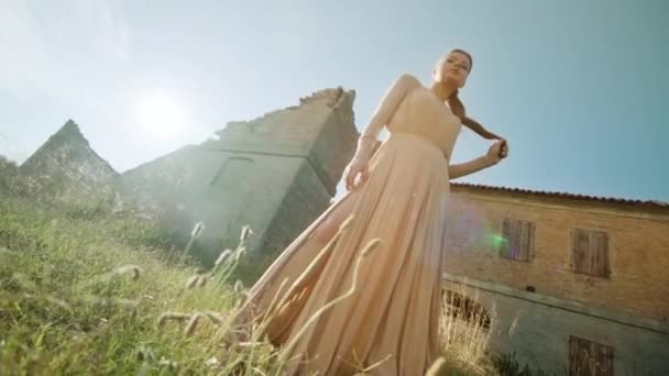 Modelo Moda Vestido Elegante Posando Sol Frente Del Edificio Antiguo — Vídeo de stock