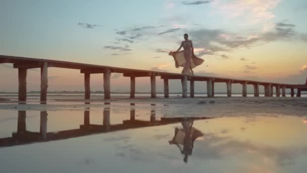Şık Elbiseli Kadın Gün Batımında Sahil Yolunda Ağır Çekimde Koşar — Stok video