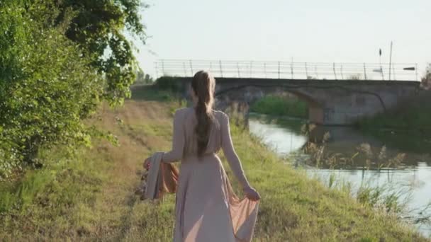 Mujer Vestido Elegante Camina Descalza Con Tacones Las Manos Campo — Vídeo de stock