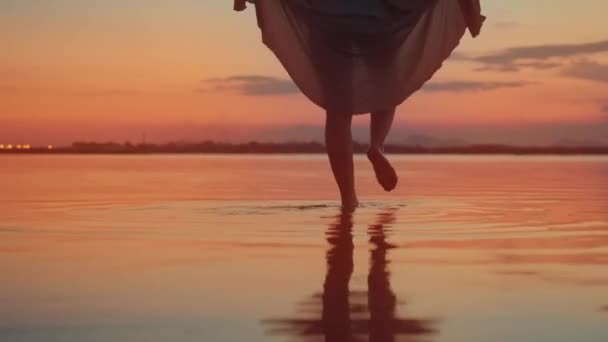 Frauenbeine Laufen Barfuß Auf Dem Wasser Der Lagune Bei Sonnenuntergang — Stockvideo