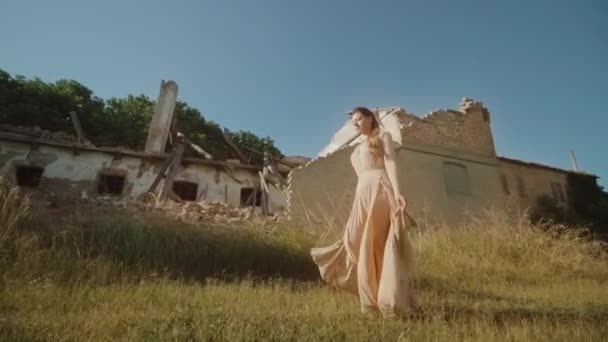 Belle Jeune Femme Robe Élégante Marche Ralenti Devant Bâtiment Ruine — Video