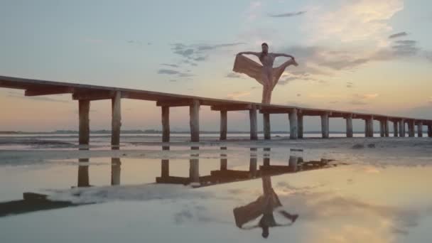 Güzel Gün Batımı Plajın Ahşap Iskelesinde Üzerinde Zarif Elbiseler Giyen — Stok video
