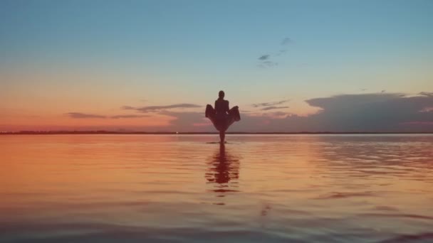 Kvinna Promenader Vid Färgglada Solnedgången Venedig Lagunen — Stockvideo