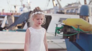 Beyazlar içindeki küçük kız konuşuyor.