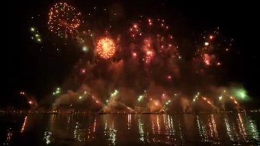Venedik 'teki Kurtuluş Bayramı' nda karanlık gece gökyüzüne karşı renkli havai fişekler. Şehir kutlamalarının sonunda harika bir büst gösterisi.