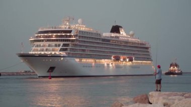 Ağustos 2021. Güzel modern yolcu gemisi ve akşamları aydınlanan Viking Denizi.