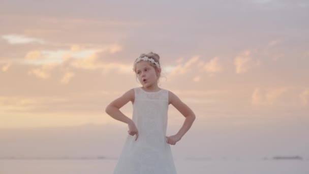 Маленька Дівчинка Робить Смішні Вирази Показує Серце Руками — стокове відео