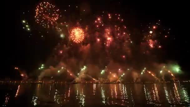 ヴェネツィアのリーデマーの饗宴で暗い夜空に対するカラフルな花火の輝き 街での休日のお祝いの終わりに幻想的なバストショー — ストック動画
