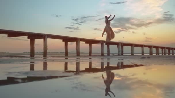 Donna Sul Marciapiede Spiaggia Tramonto Vestirsi Piedi Rallentatore — Video Stock