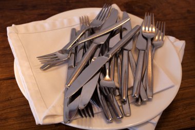 Masadaki çatal bıçak takımı.