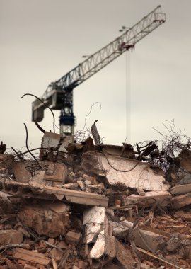 yıkılan bina