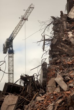 yıkılan bina