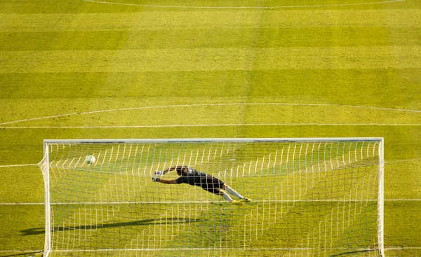 Fotbollsmålvakt att göra dykning spara — Stockfoto