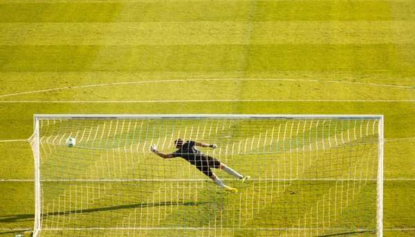 Fotbollsmålvakt att göra dykning spara — Stockfoto