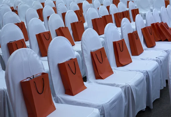 Geschenktüte auf weißem Stuhl — Stockfoto