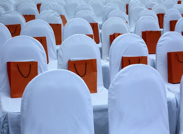 Bolsa de regalo en una silla blanca — Foto de Stock