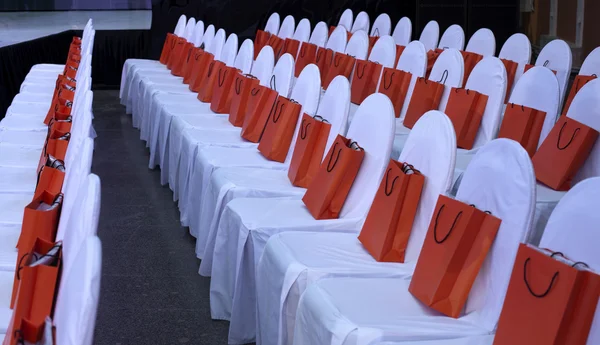 Ajándék táska egy fehér szék — Stock Fotó
