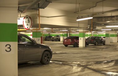 Arabalarla yeraltı otoparkı.