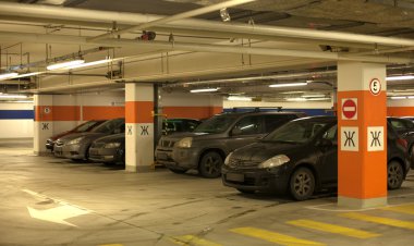 Arabalarla yeraltı otoparkı.