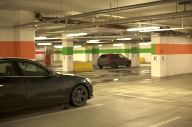 Arabalarla yeraltı otoparkı.