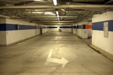 Arabalarla yeraltı otoparkı.