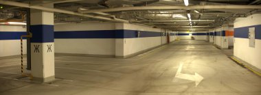 Arabalarla yeraltı otoparkı.
