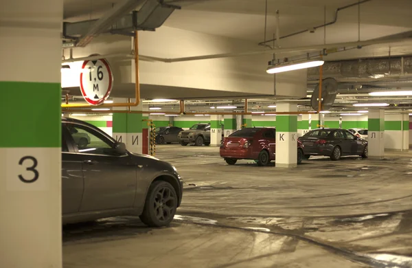Parcheggio sotterraneo con auto. — Foto Stock