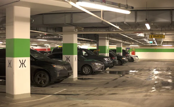 Подземная парковка с машинами. — стоковое фото