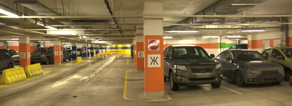 Ondergrondse parking met auto 's. — Stockfoto