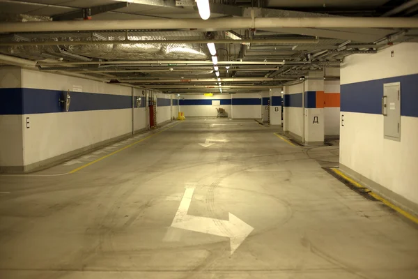 Ondergrondse parking met auto 's. — Stockfoto