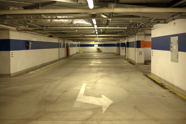 Arabalarla yeraltı otoparkı.