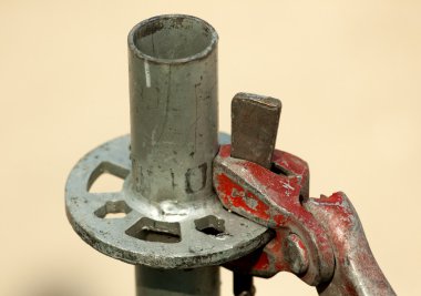 İnşaat sahasında güvenlik ekipmanı olarak yapı iskelesi