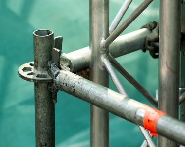 İnşaat sahasında güvenlik ekipmanı olarak yapı iskelesi